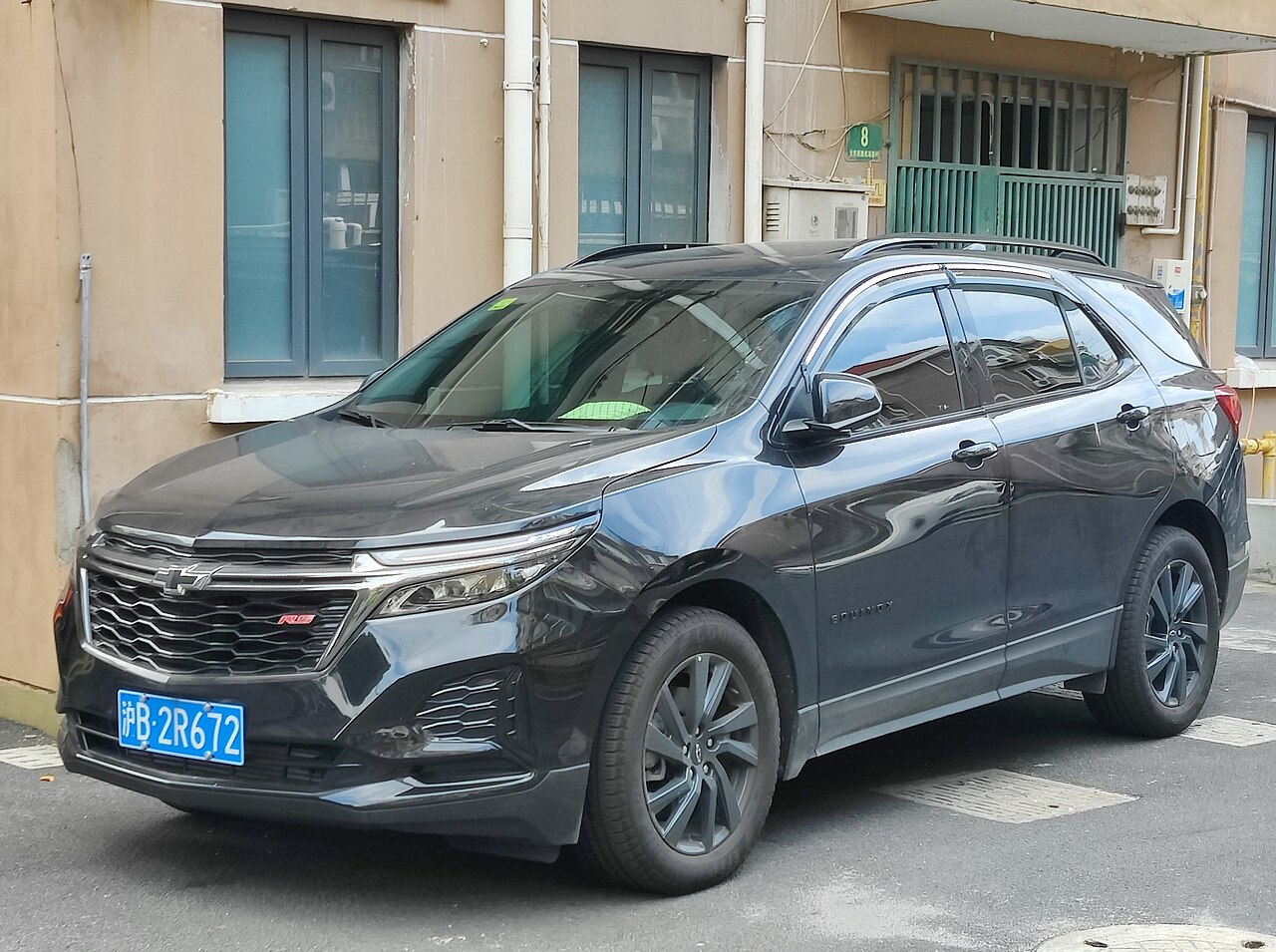 Chevrolet Equinox III для Китая после рестайлинга. Фото в Шанхае, 25 сентября 2021 года; точный модельный год неизвестен.
