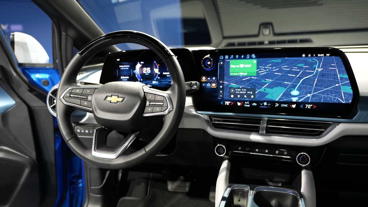 Предсерийный салон Chevrolet Equinox EV, представленного как модель 2024 года. Кадр из обзора Booredatwork.com, сентябрь 2022 года.
