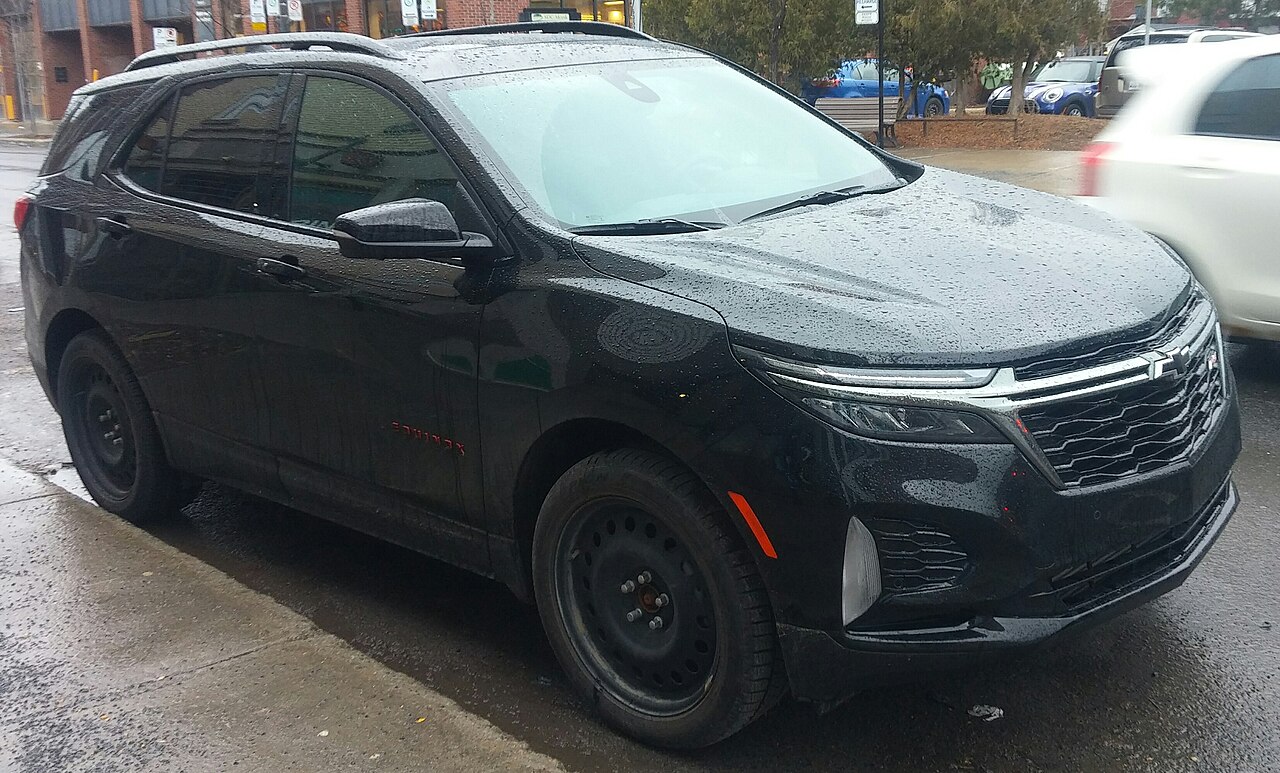 Equinox RS 2022: передний ракурс; на снимке установлены нештатные стальные колёса.