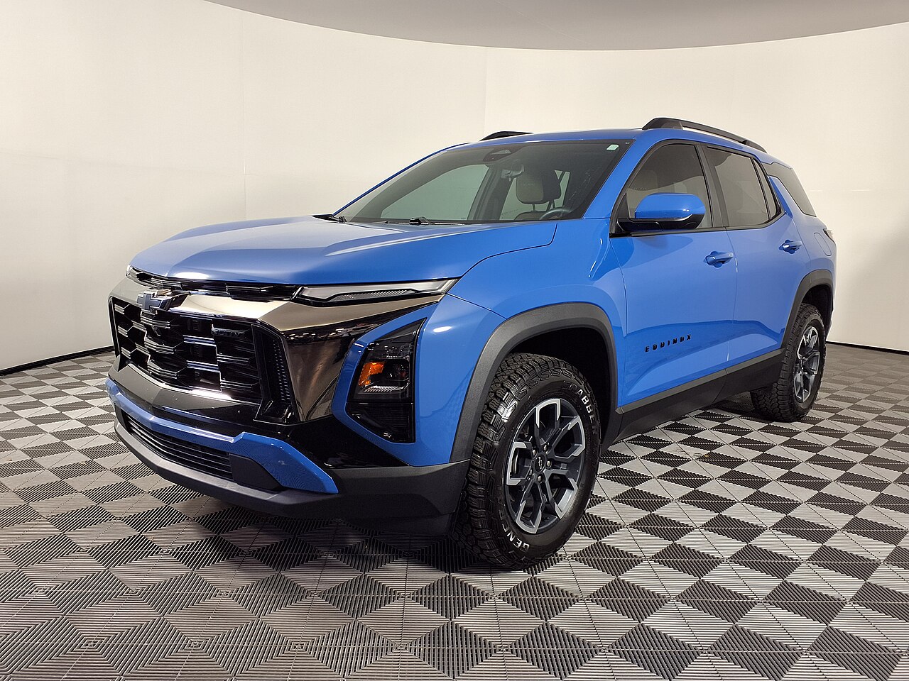 Equinox ACTIV 2026: передний ракурс и оформление колёсных арок.