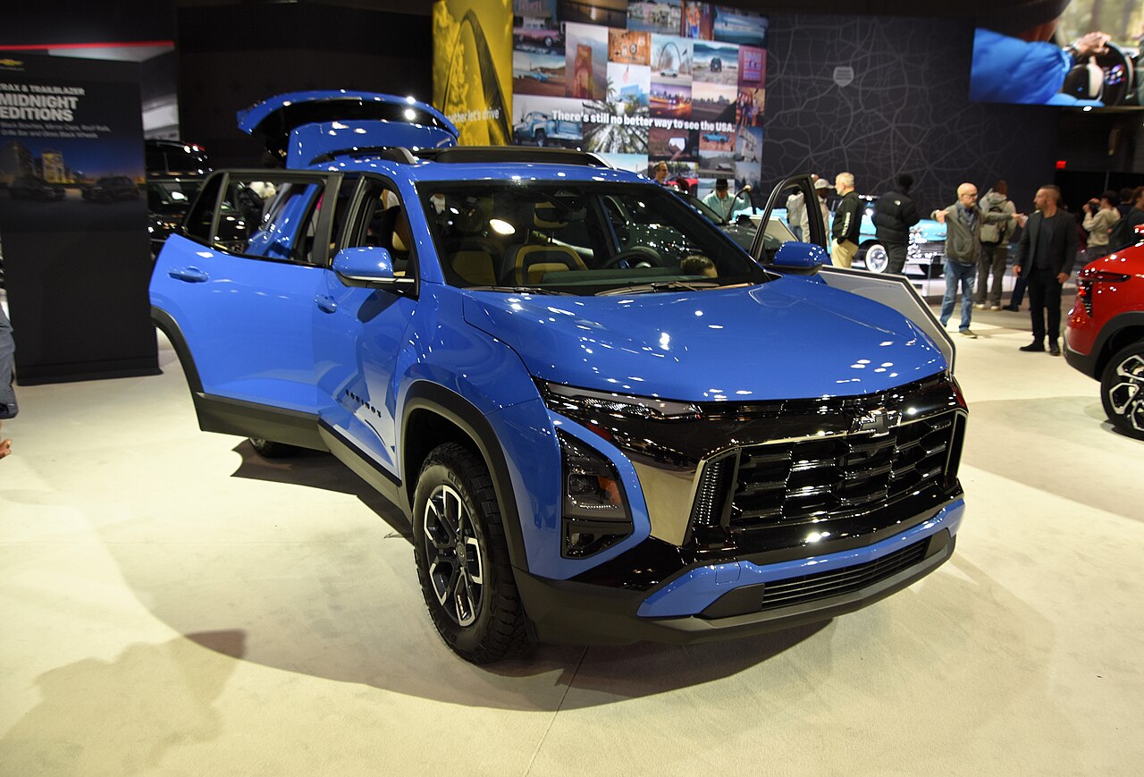 Equinox ACTIV 2026 на автосалоне: открытые двери и контрастная отделка сидений.