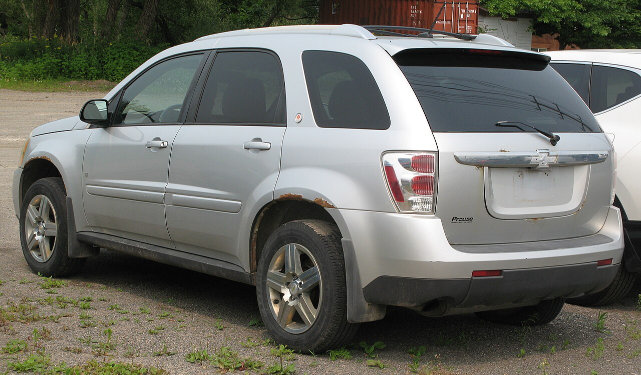 Equinox Team Canada Edition 2008: задний ракурс; у снятого автомобиля видна коррозия арок.
