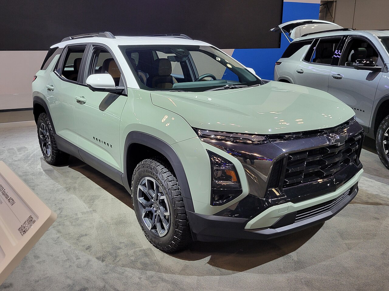 Equinox ACTIV 2025: светлый кузов с контрастной белой крышей.