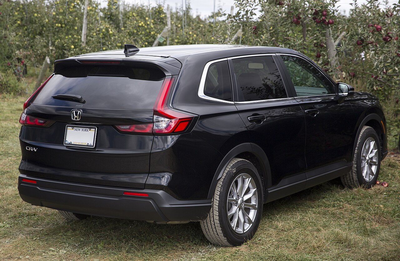Honda CR-V EX 4WD, 2024 модельный год, вид сзади. Фото: 22 сентября 2024 года, США. Фото полноприводной EX; таблица сравнения относится к EX FWD. Другой привод не скрывать.