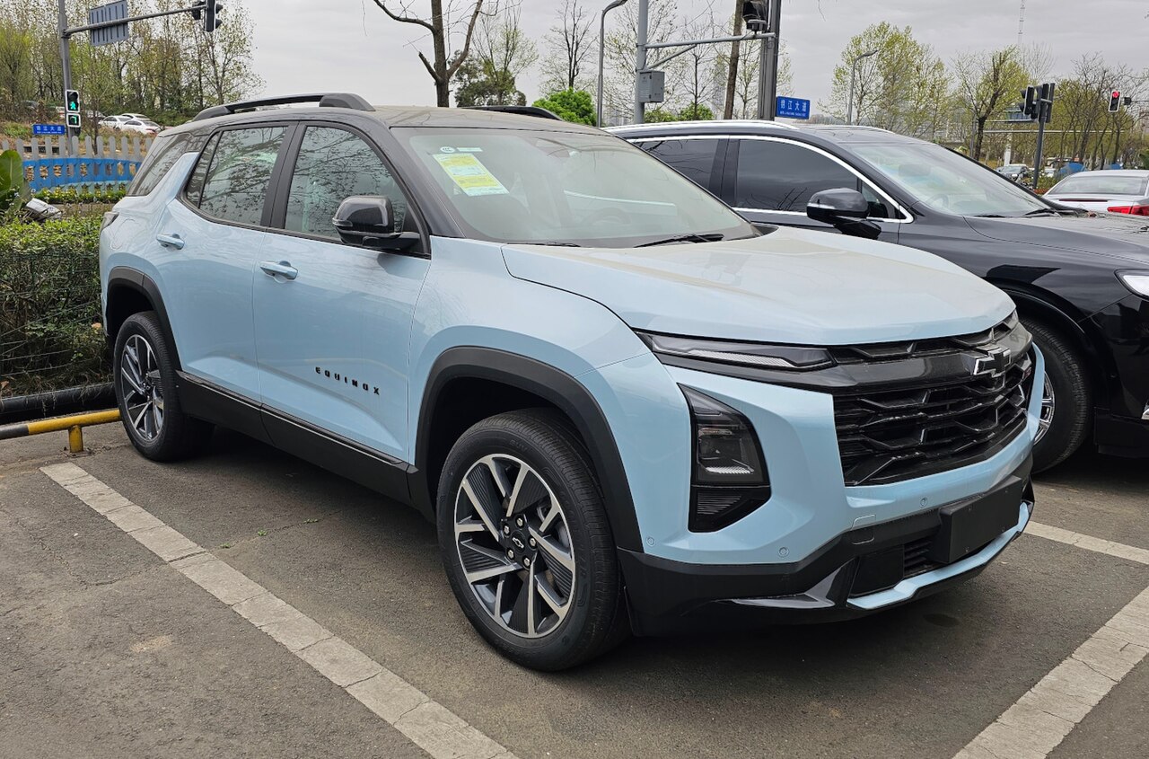 Chevrolet Equinox Plus RS — подключаемый гибрид для Китая. Фото в Чэнду, 28 марта 2025 года; модельный год автомобиля не установлен.
