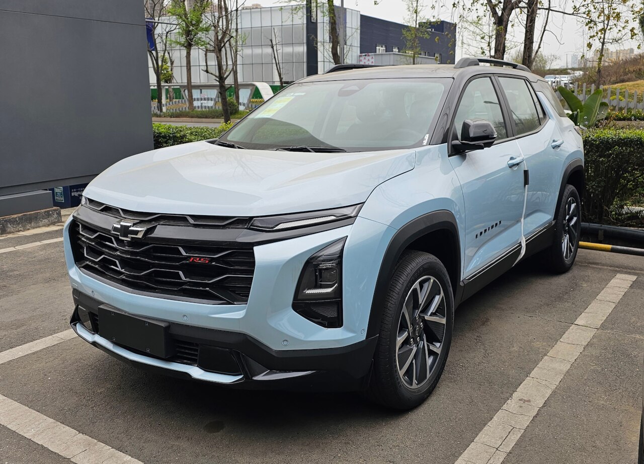 Chevrolet Equinox Plus RS — подключаемый гибрид для Китая. Фото в Чэнду, 28 марта 2025 года; модельный год автомобиля не установлен.