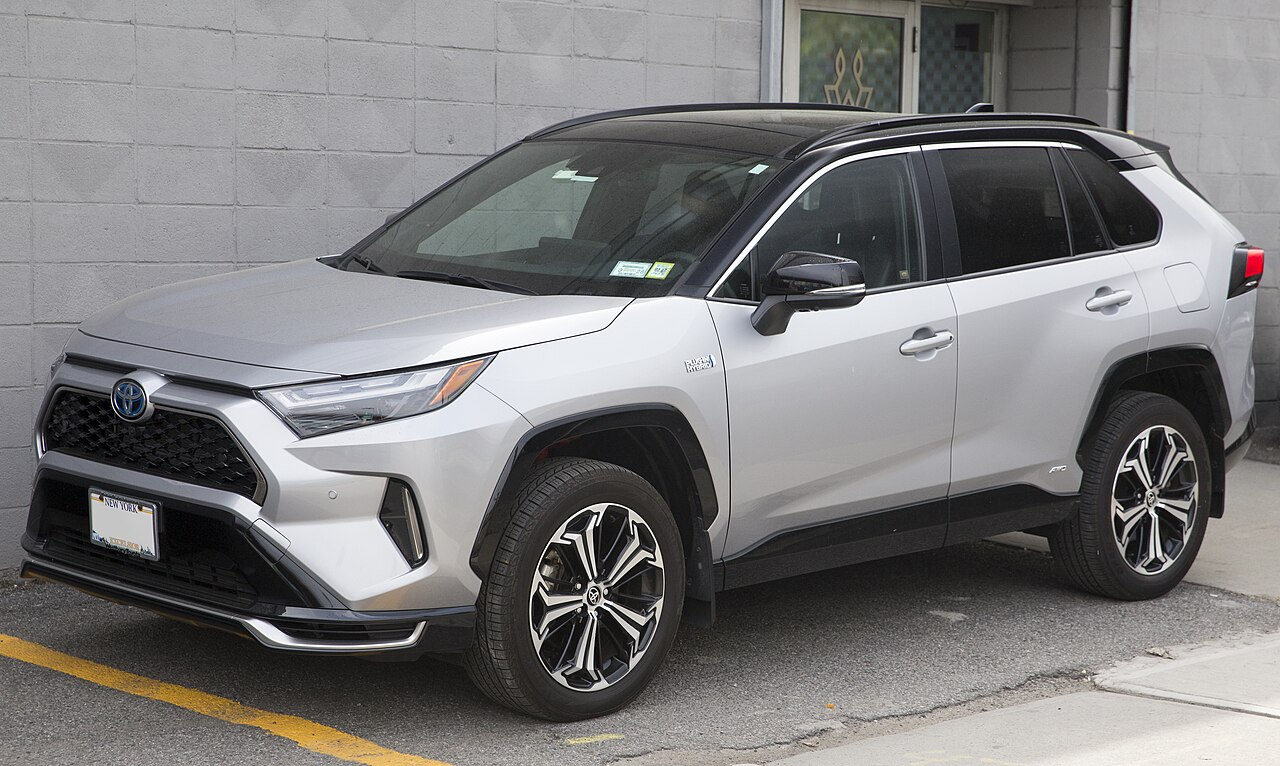 Toyota RAV4 Prime XSE Premium, 2024 модельный год. Подключаемый гибрид; фотография сделана 13 мая 2026 года в Нью-Йорке. Иллюстрация кузова XA50: на фото Prime XSE PHEV, а в таблице бензиновый XLE FWD. Не выдавать различия бамперов/колёс/оснащения за XLE.